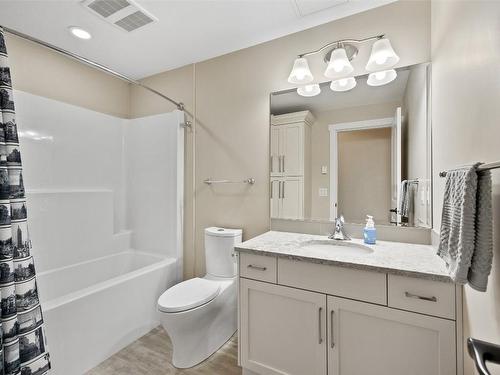 316-3865 Truswell Road, Kelowna, BC - Indoor Photo Showing Bathroom