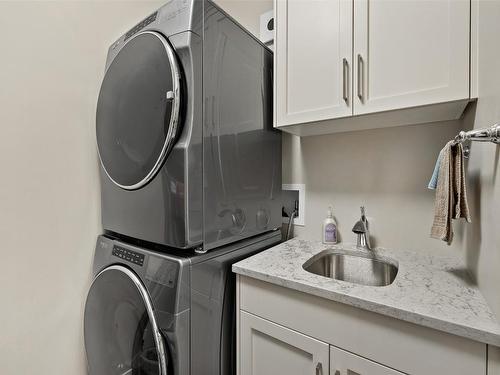 316-3865 Truswell Road, Kelowna, BC - Indoor Photo Showing Laundry Room