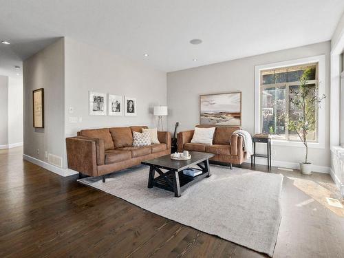 5040 Windsong Crescent, Kelowna, BC - Indoor Photo Showing Living Room