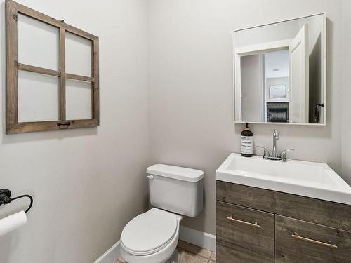 5040 Windsong Crescent, Kelowna, BC - Indoor Photo Showing Bathroom