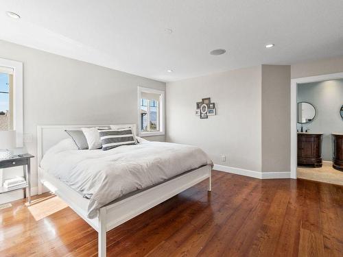 5040 Windsong Crescent, Kelowna, BC - Indoor Photo Showing Bedroom