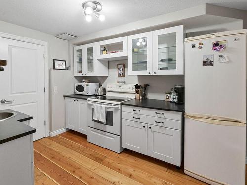 5040 Windsong Crescent, Kelowna, BC - Indoor Photo Showing Kitchen