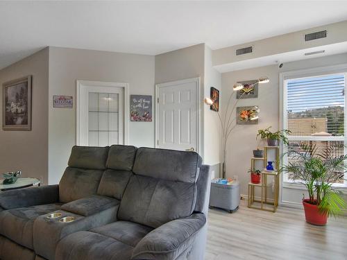 101-2388 Baron Road, Kelowna, BC - Indoor Photo Showing Living Room