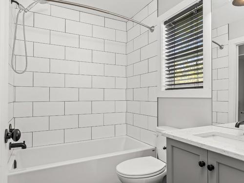 795 Wilson Avenue, Kelowna, BC - Indoor Photo Showing Bathroom