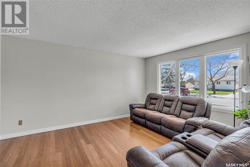 2226 Dewdney Avenue E, Regina, SK - Indoor Photo Showing Living Room
