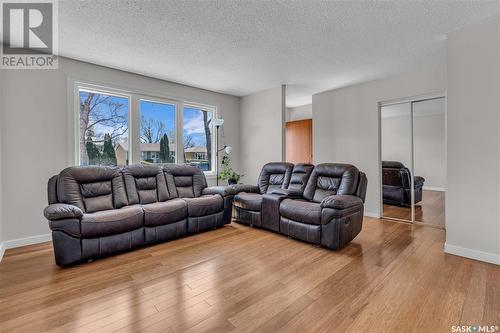 2226 Dewdney Avenue E, Regina, SK - Indoor Photo Showing Living Room