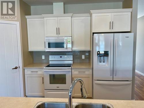 151 Beatty Ave Nw Avenue Nw Unit# 6, Salmon Arm, BC - Indoor Photo Showing Kitchen With Double Sink