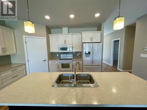 151 Beatty Ave Nw Avenue Nw Unit# 6, Salmon Arm, BC - Indoor Photo Showing Kitchen With Double Sink