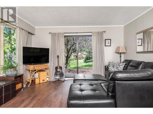 9705 Buchanan Road, Coldstream, BC - Indoor Photo Showing Living Room