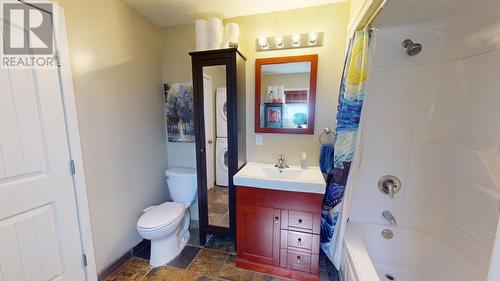 8135 99 Avenue, Fort St. John, BC - Indoor Photo Showing Bathroom