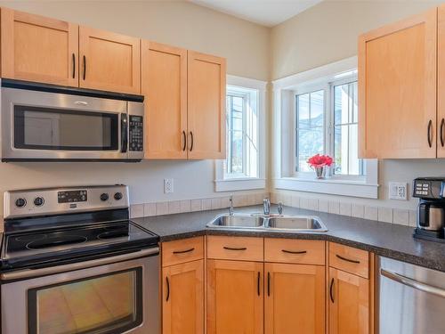 101-123 Green Avenue, Penticton, BC - Indoor Photo Showing Kitchen With Double Sink