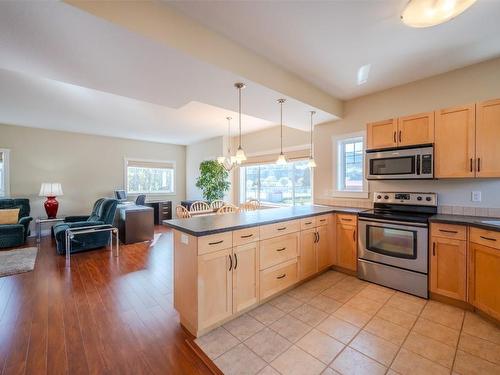 101-123 Green Avenue, Penticton, BC - Indoor Photo Showing Kitchen
