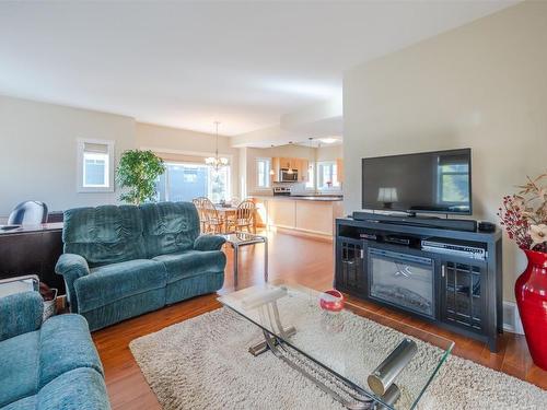 101-123 Green Avenue, Penticton, BC - Indoor Photo Showing Living Room