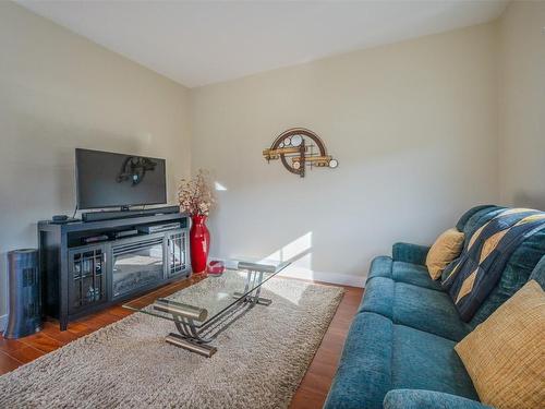 101-123 Green Avenue, Penticton, BC - Indoor Photo Showing Living Room