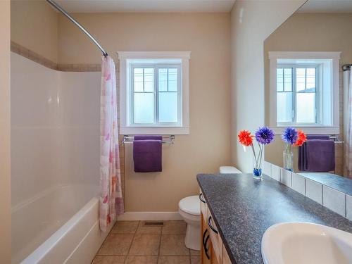 101-123 Green Avenue, Penticton, BC - Indoor Photo Showing Bathroom