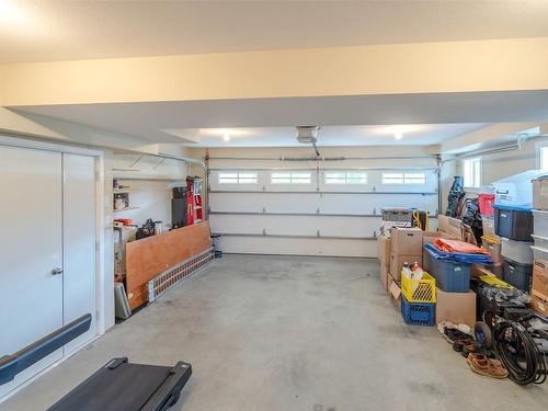 101-123 Green Avenue, Penticton, BC - Indoor Photo Showing Garage