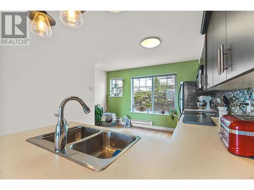 11-1110 Hugh Allan Drive, Kamloops, BC - Indoor Photo Showing Kitchen With Double Sink