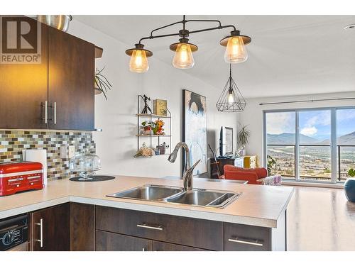 11-1110 Hugh Allan Drive, Kamloops, BC - Indoor Photo Showing Kitchen With Double Sink