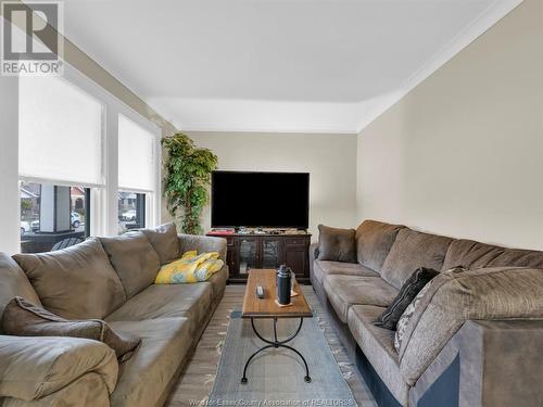 1339 Benjamin Avenue, Windsor, ON - Indoor Photo Showing Living Room