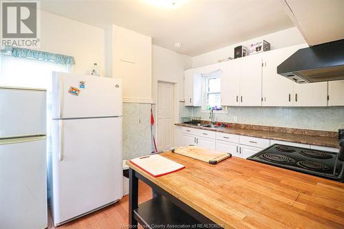237 Curry, Windsor, ON - Indoor Photo Showing Kitchen With Double Sink