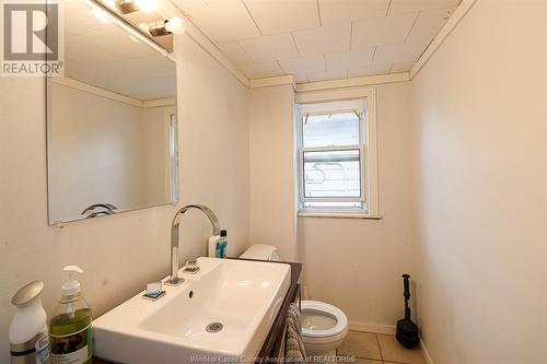 237 Curry, Windsor, ON - Indoor Photo Showing Bathroom