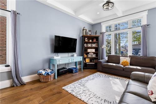 110 Teal Avenue, Stoney Creek, ON - Indoor Photo Showing Living Room