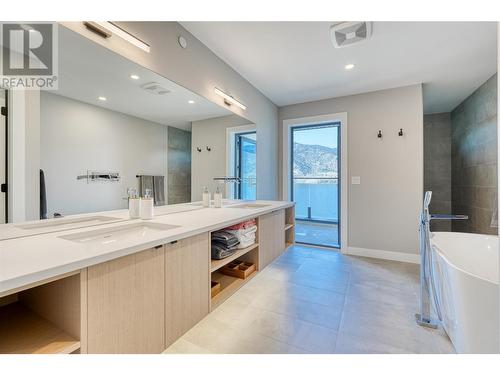 4041 Lakeside Road, Penticton, BC - Indoor Photo Showing Bathroom