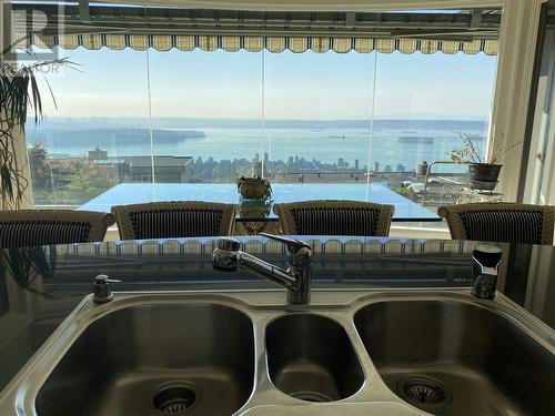 1538 Chippendale Court, West Vancouver, BC - Indoor Photo Showing Kitchen With Double Sink