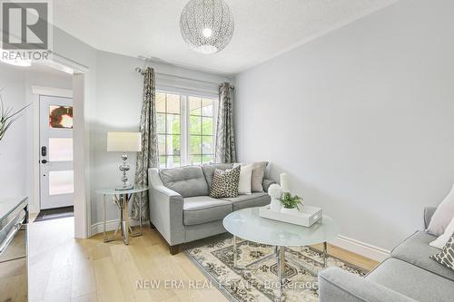 285 Christopher Drive, Cambridge, ON - Indoor Photo Showing Living Room
