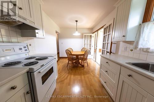 7040 Brookfield Avenue, Niagara Falls, ON - Indoor Photo Showing Kitchen