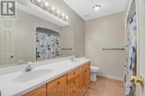 34 Bowcott Cres, London, ON - Indoor Photo Showing Bathroom