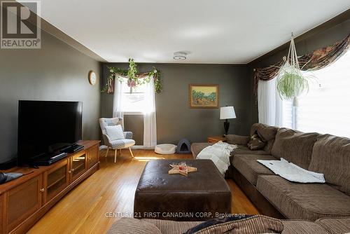 334 Regal Drive, London, ON - Indoor Photo Showing Living Room