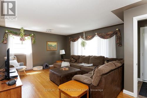 334 Regal Drive, London, ON - Indoor Photo Showing Living Room