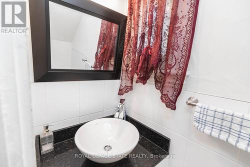 47 Clyde Street, Hamilton, ON - Indoor Photo Showing Bathroom