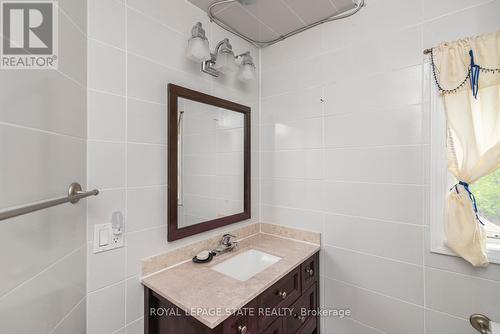 47 Clyde Street, Hamilton, ON - Indoor Photo Showing Bathroom