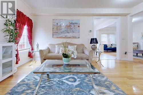 37 Versailles Crescent, Brampton, ON - Indoor Photo Showing Living Room