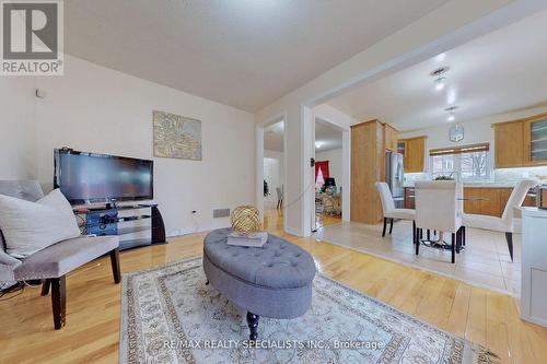 37 Versailles Crescent, Brampton, ON - Indoor Photo Showing Living Room