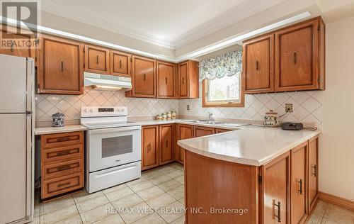 10 Oldham Crescent, Brampton, ON - Indoor Photo Showing Kitchen With Double Sink