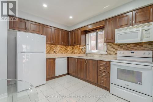 77 Ural Circle, Brampton, ON - Indoor Photo Showing Kitchen