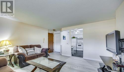 902 - 565 Greenfield Avenue, Kitchener, ON - Indoor Photo Showing Living Room