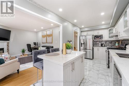 18 Polar Bear Place, Brampton, ON - Indoor Photo Showing Kitchen With Upgraded Kitchen