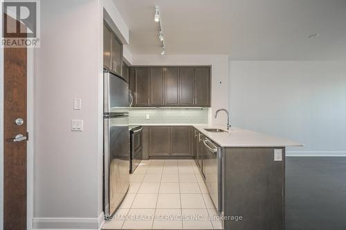 624 - 2480 Prince Michael Drive, Oakville, ON - Indoor Photo Showing Kitchen