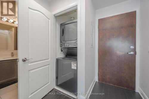 624 - 2480 Prince Michael Drive, Oakville, ON - Indoor Photo Showing Laundry Room