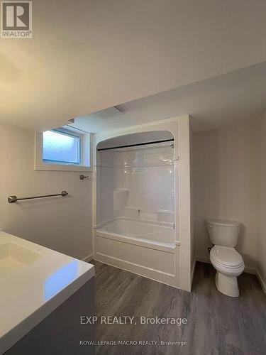 15 Champlain Avenue E, Hamilton, ON - Indoor Photo Showing Bathroom