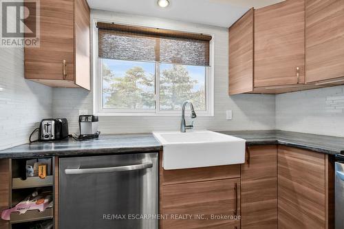 N - 25 Bryna Avenue, Hamilton, ON - Indoor Photo Showing Kitchen