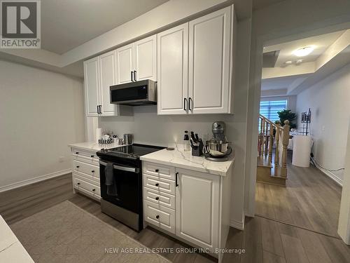 517 Dundas Street E, Oakville, ON - Indoor Photo Showing Kitchen With Upgraded Kitchen