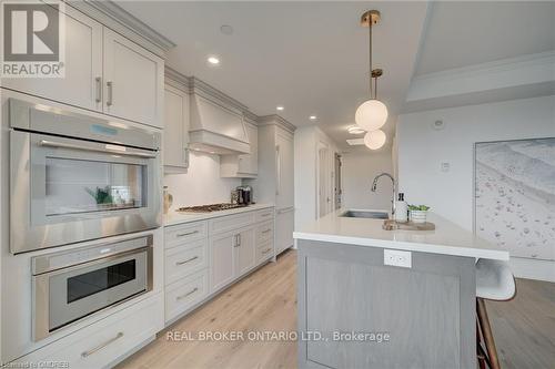 604 - 2060 Lakeshore Road, Burlington, ON - Indoor Photo Showing Kitchen With Upgraded Kitchen