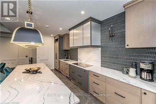 604 - 2060 Lakeshore Road, Burlington, ON - Indoor Photo Showing Kitchen With Upgraded Kitchen