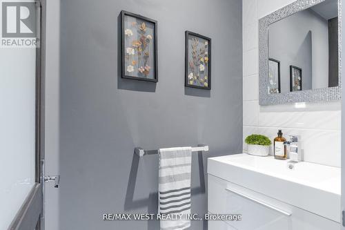 139 Springdale Boulevard, Toronto, ON -  Photo Showing Bathroom