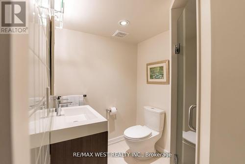 139 Springdale Boulevard, Toronto, ON - Indoor Photo Showing Bathroom